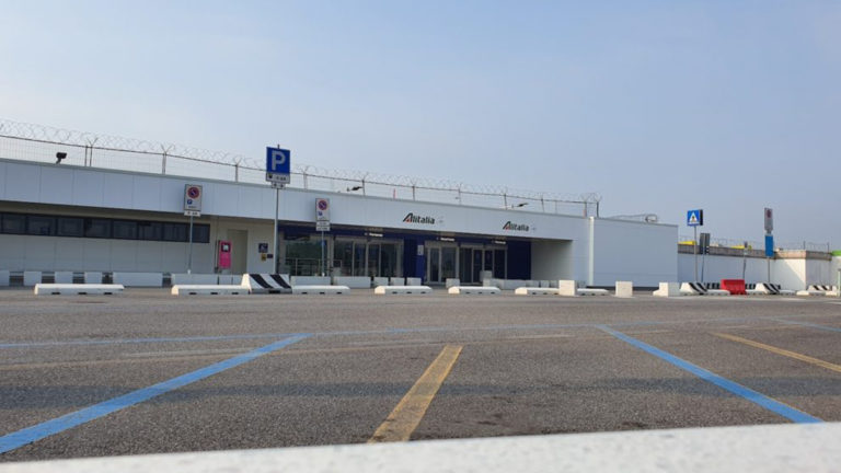 “Linate, aeroporto chiuso e cantiere aperto senza mascherine”: la denuncia del Cub