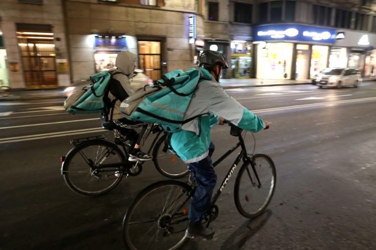 Niente mascherine né guanti, sciopero dei rider a Milano: “Non consegniamo al piano”